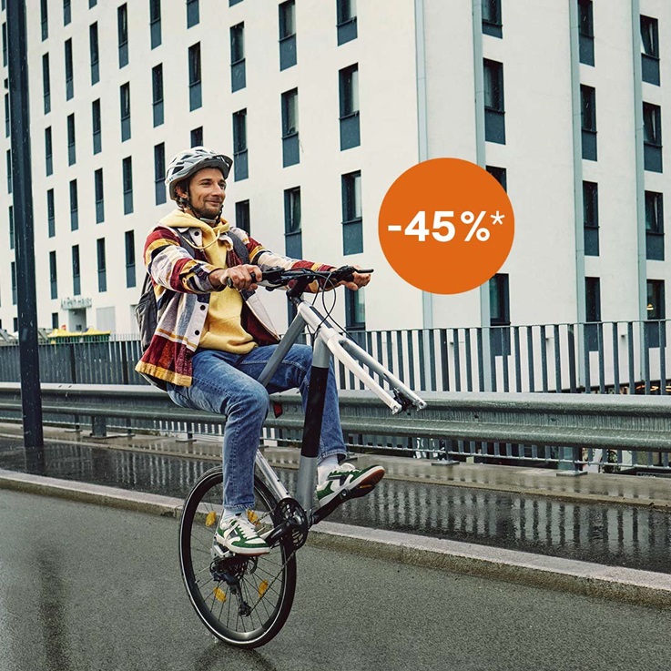 Mann auf kaputten Fahrrad / Zurich Fahrradversicherung mit 45% Rabatt
