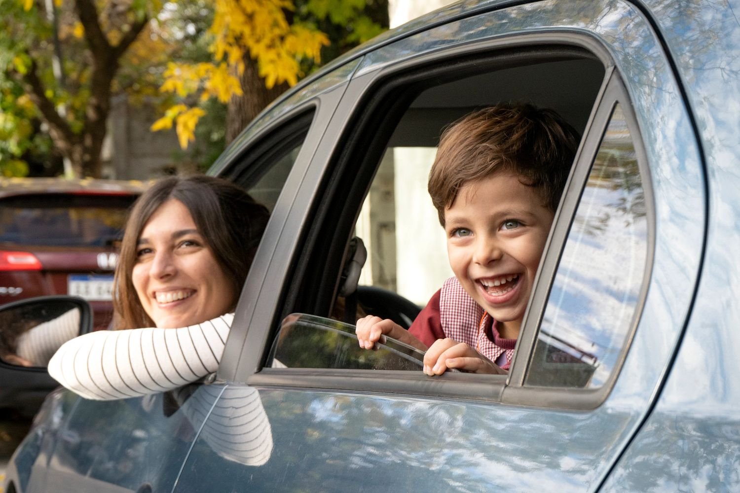 Mutter mit Sohn im Auto