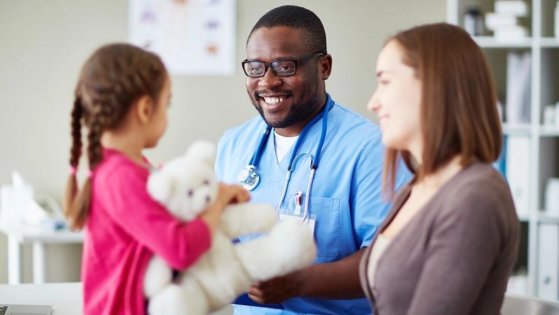 Kleines Mädchen ist nach einem Unfall mit der Mutter beim Arzt.