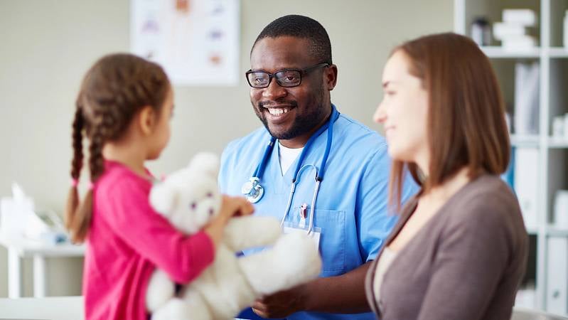 Ein kleines Mädchen ist mit der Mutter beim Arzt