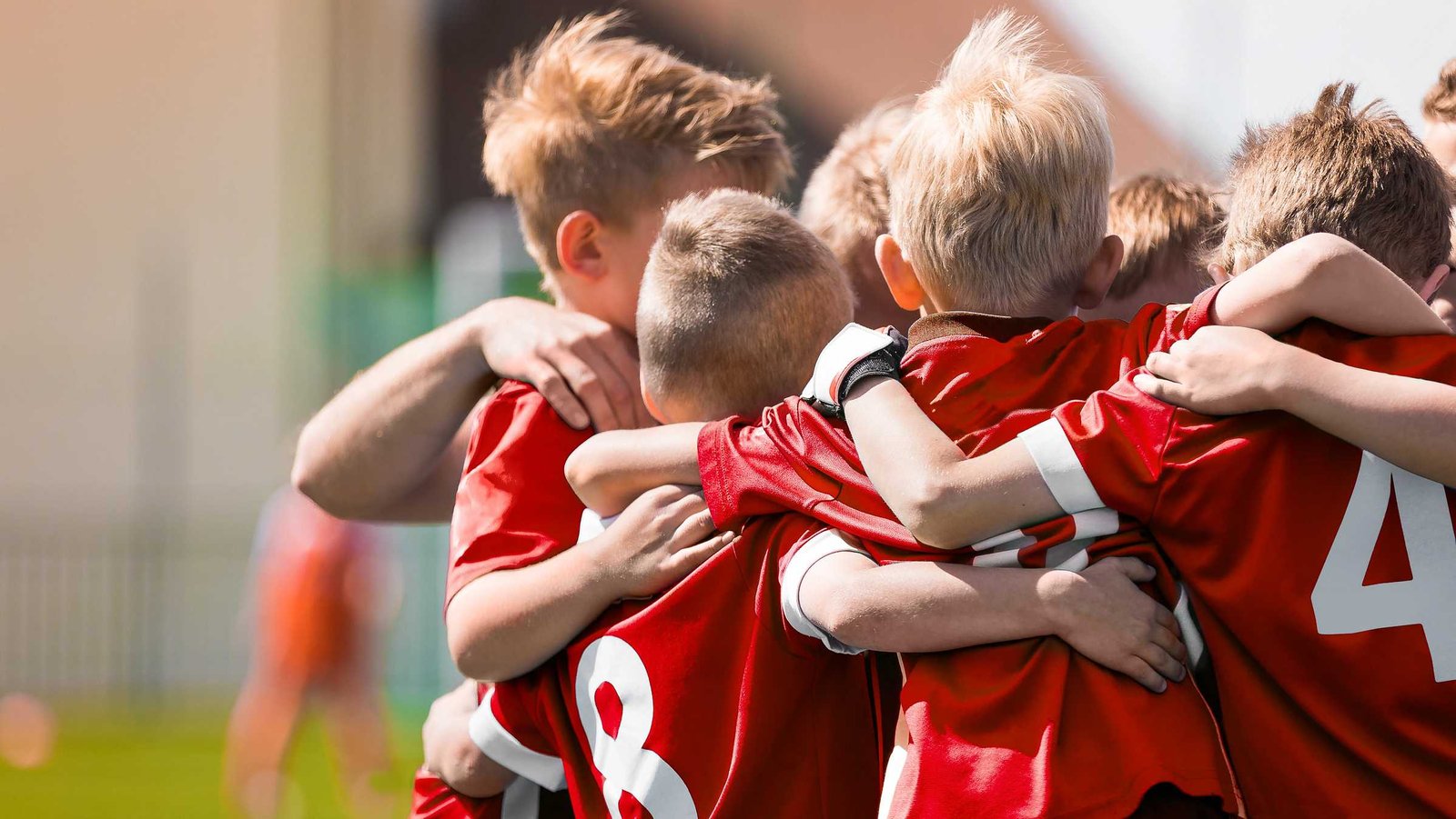 Teamgeist - Jungs einer Fußballmanschaft umarmen sich