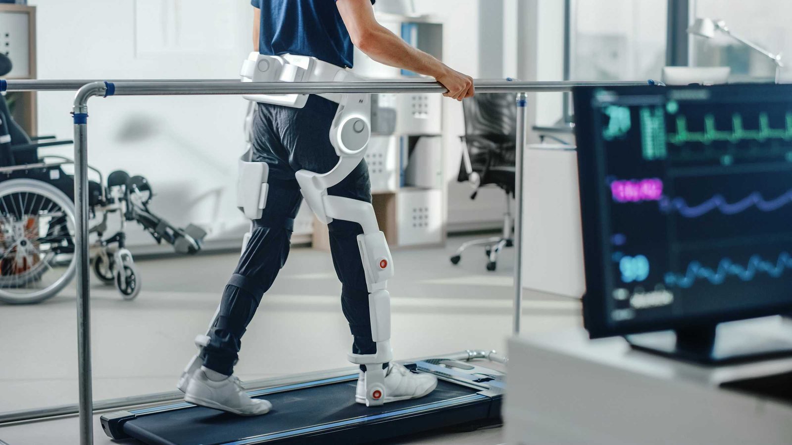 Ein Mann geht mit einem Exoskeleton am Laufband.
