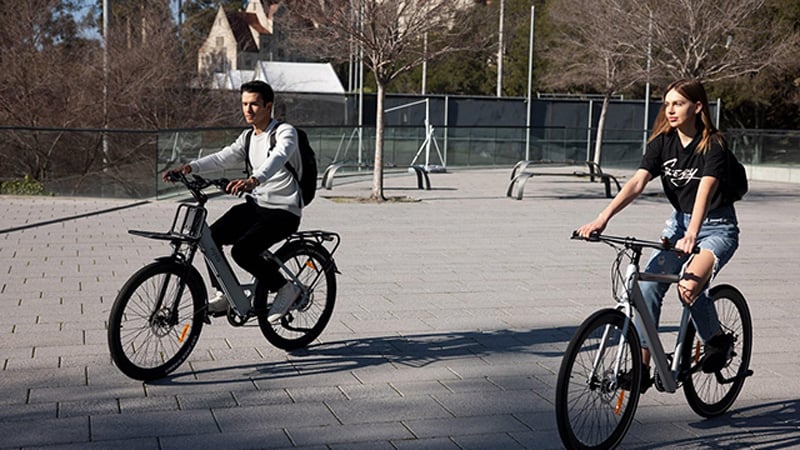 Zwei Jugendliche fahren mit dem E-Bike | Zurich E-Bike Versicherung
