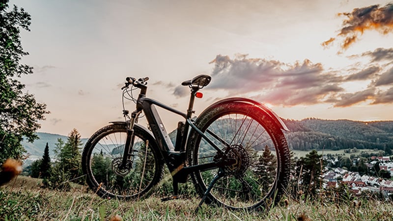 E-Bike steht im Sonnenuntergang | Zurich E-Bike Versicherung