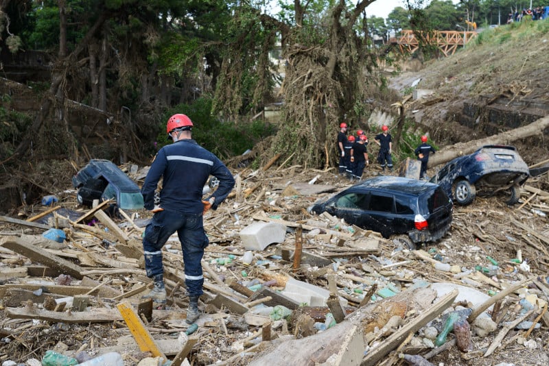 Nach einem Murenabgang sind mehrere Pkw zum Totalschaden geworden