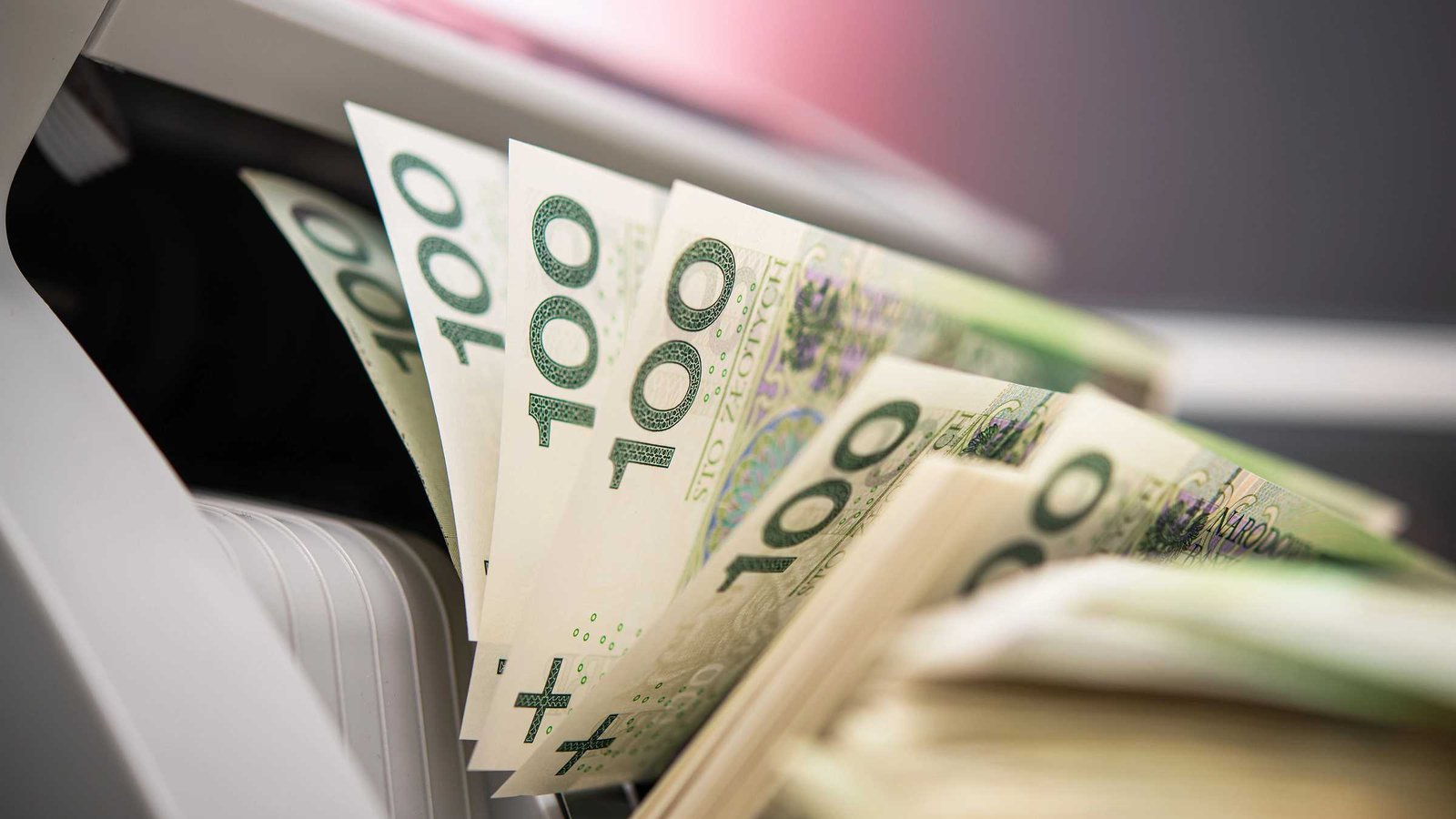 Bankomat gibt 100 Euro Scheine aus.