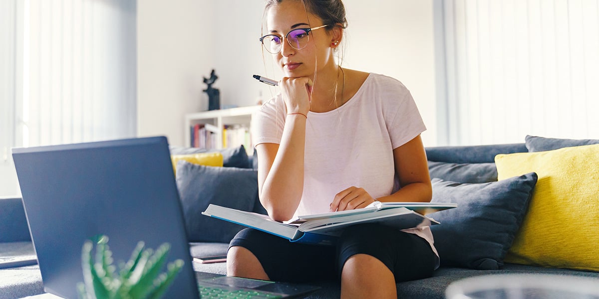 Junge Dame recherchiert am Laptop