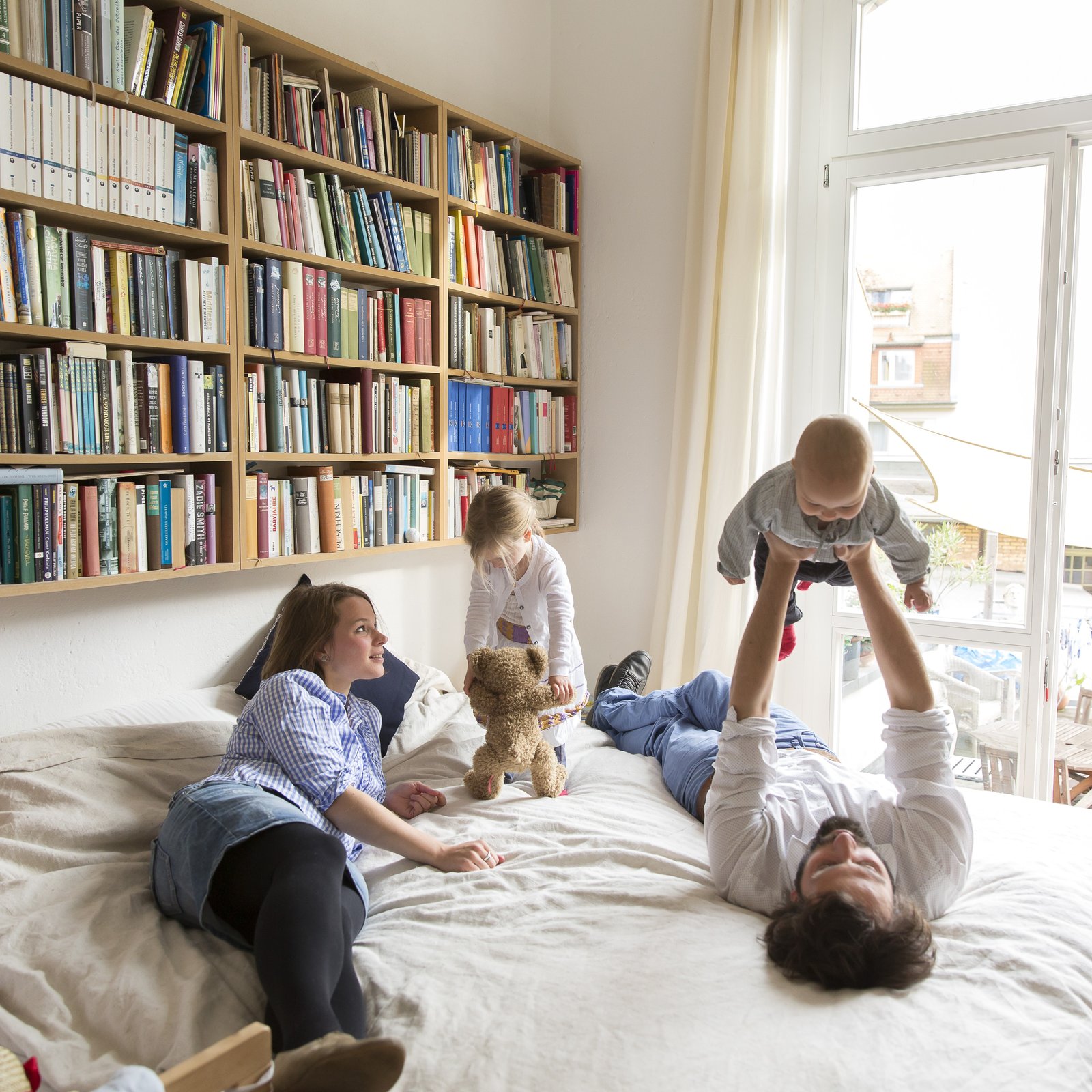 Glückliches älteres Pärchen am Strand