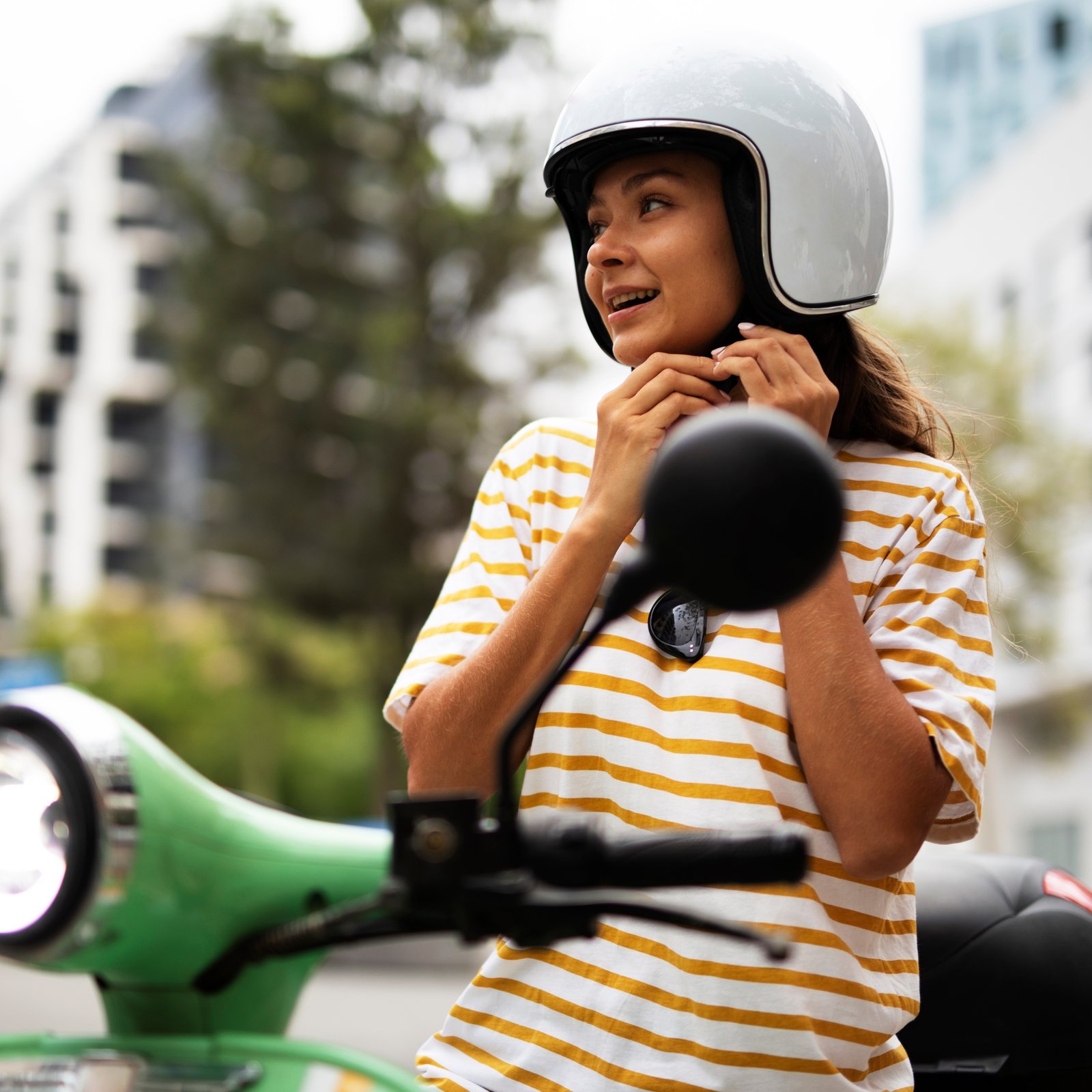 Frau setzt Motorradhelm auf