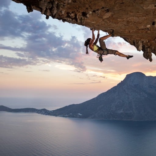 Sportlerin klettert einen Überhang hoch 