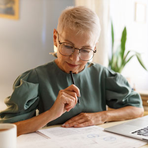 Ältere Angestellte im Home Office