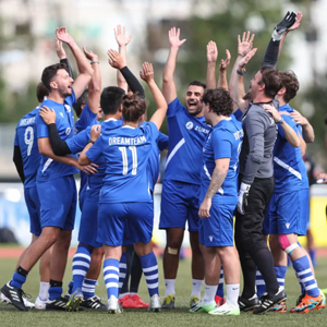 Mitarbeitende feiern ein Tor bei dem Fußballturnier im Rahmen der Zurich Games