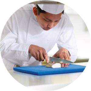 Koch bei der Essenszubereitung in der Kantine