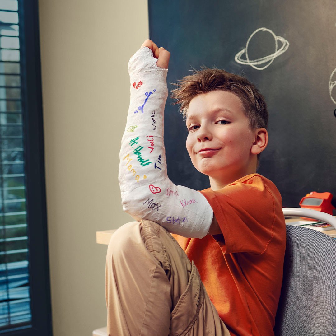 Bub mit gebrochenem Arm