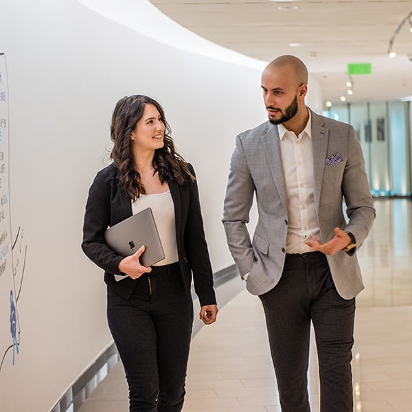 Zwei Kundenberater gehen und unterhalten sich