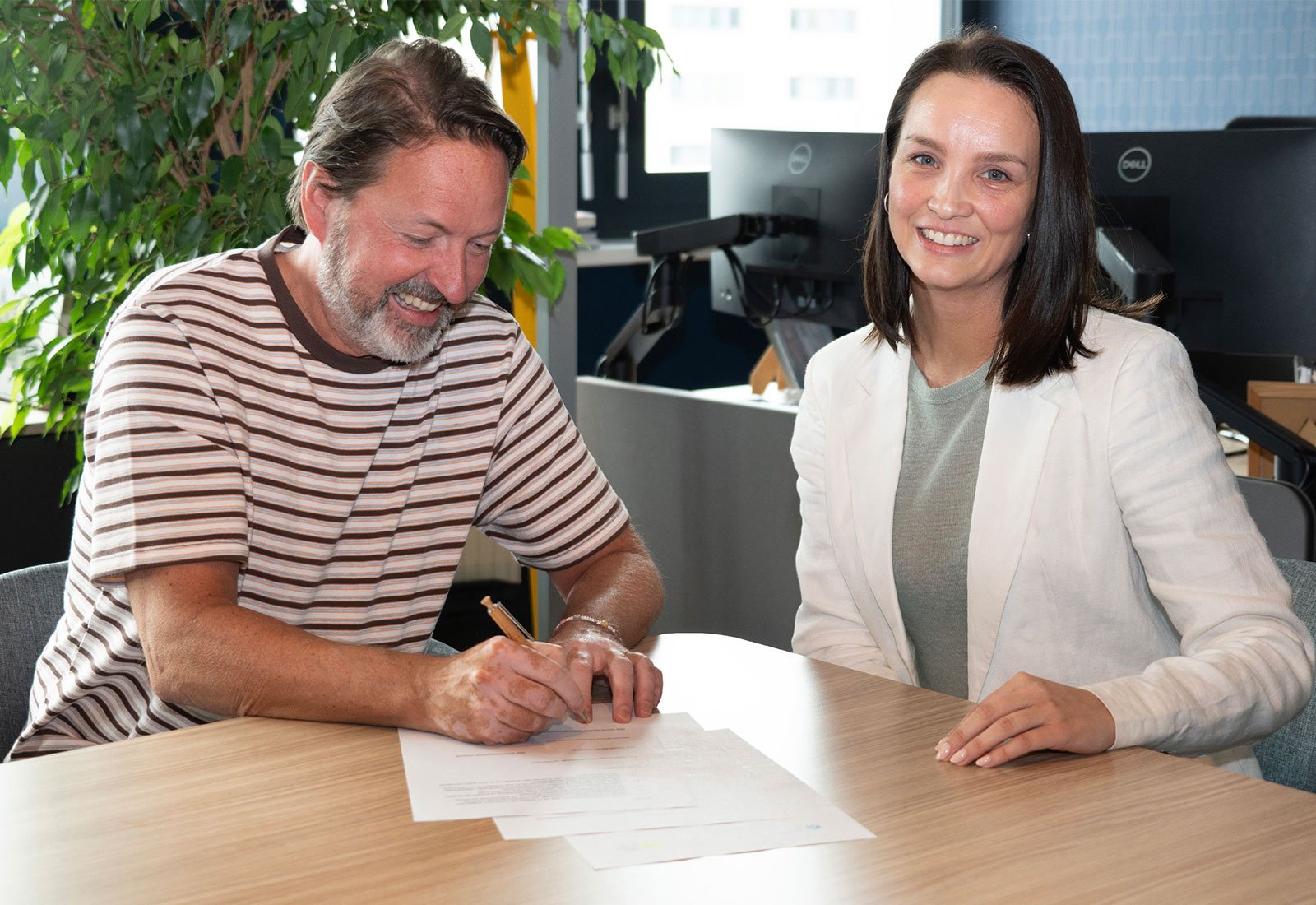 Vertreterinnen und Vertreter von Naturschutzbund Österreich und Zurich bei der Vertragsunterzeichnung zur Kooperation.
