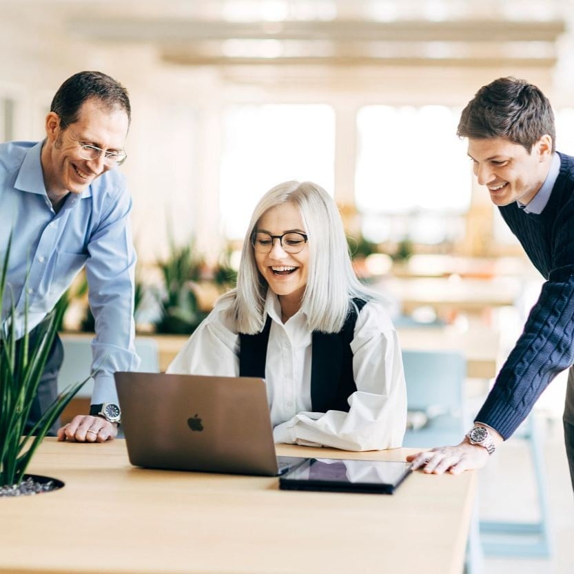 Familie spielt fröhlich auf dem Bett in einer mit Kredit finanzierten Eigentumswohnung 