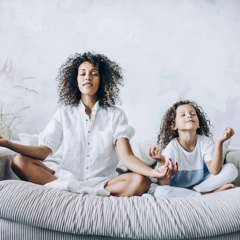 Mutter und Tochter entspannt beim Yoga