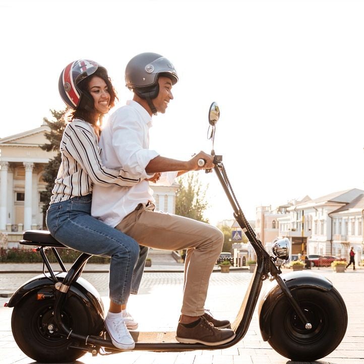 Zwei Mopedfahrer im Urlaub