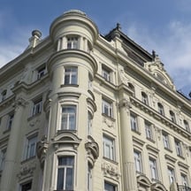 Kunstvolles Dachfenster eines alten Gebäudes.