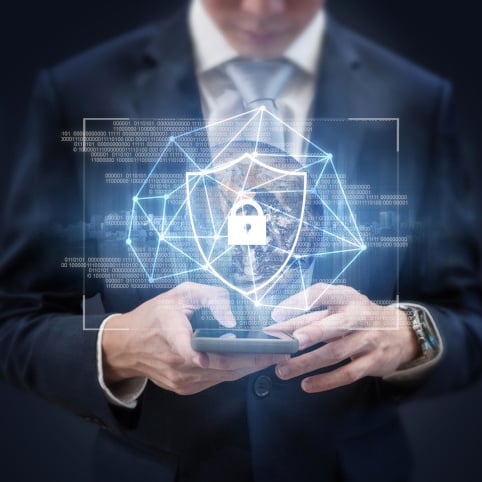 Mann tippt auf seinem sicheren Smartphone