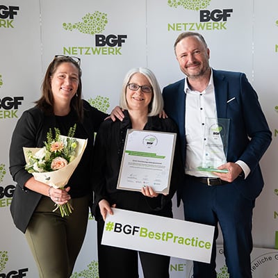 Martina Hunger, Birgit Danler und René Unger freuen sich über die Auszeichnung für Betriebliche Gesundheitsförderung 2026