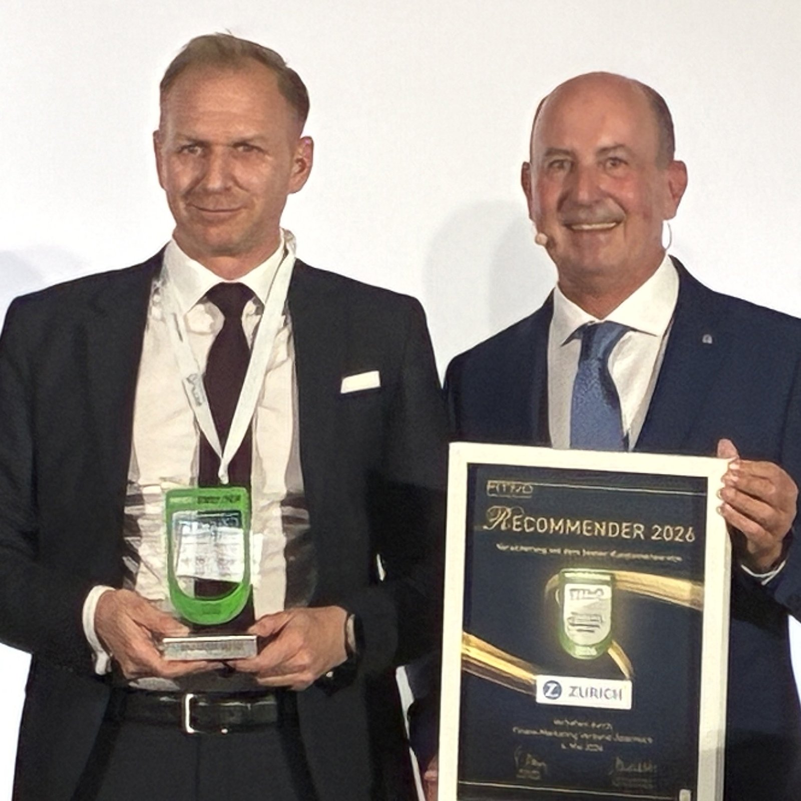 Recommender-Award Verleihung auf Bühne, Hubert Sprosec mit zwei weiteren Herren