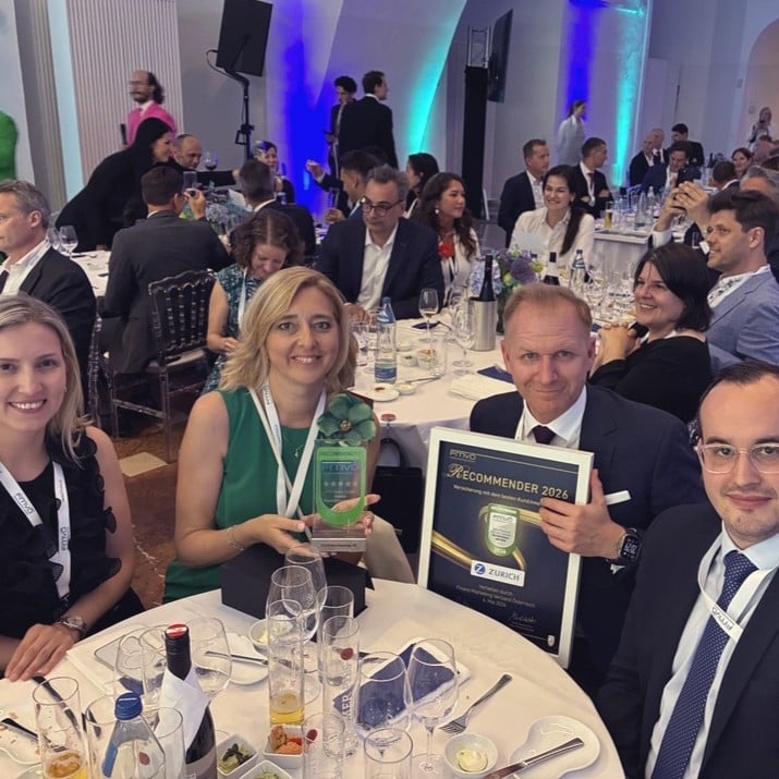 Recommender-Award gehalten von Hubert Sprosec mit drei weiteren Kolleginnen und Kollegen