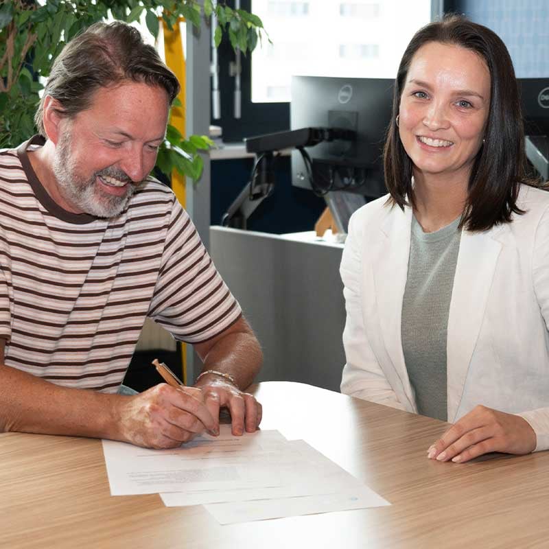Herr Neuwirth unterzeichnet den Vertrag