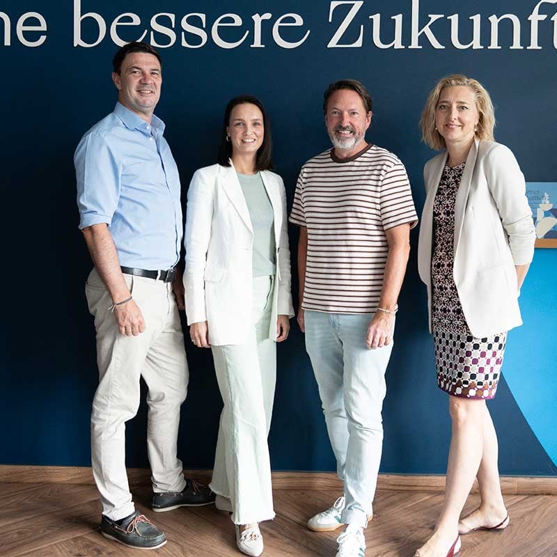 Vertreter von Zurich und Naturschutzbund lächeln in die Kamera