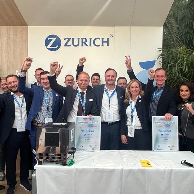 Gesamtes Zurich Team feiert Ass Compact Award