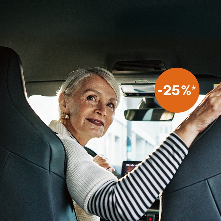 Frau parkt gekonnt Auto ein | Zurich Kfz-Versicherung -25%